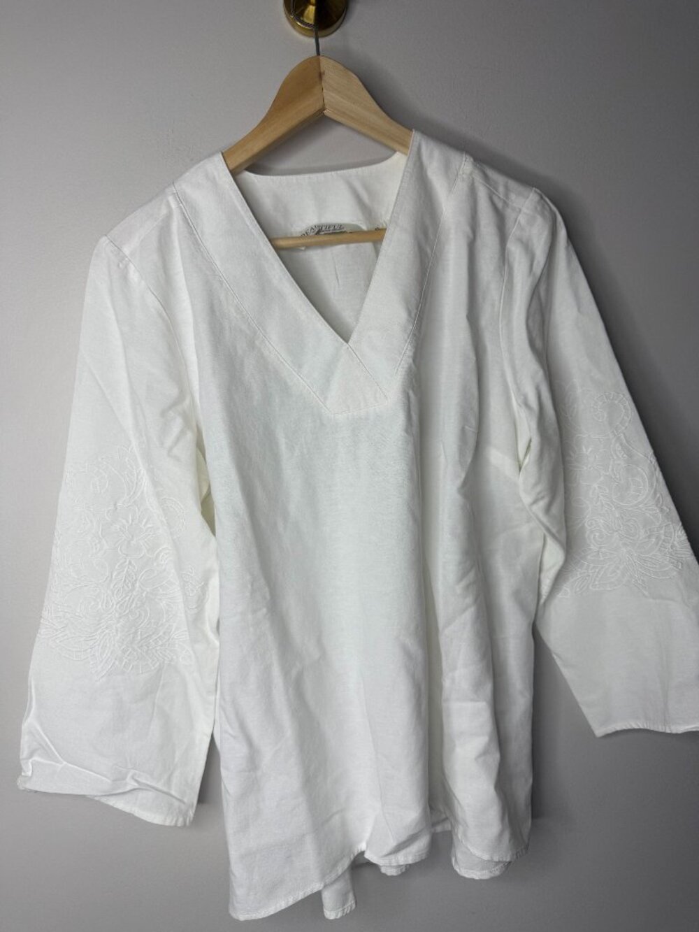 BEAUTIFUL‎ by Lawrence Zarian Linen Blend Eyelet Detail Top- M. {#112-w